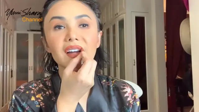 Sudah Kelihatan Uban, Ini 7 Momen Yuni Shara Beri Tips Makeup
