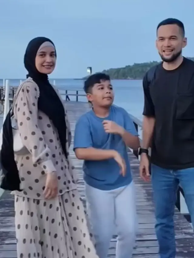 5 Gaya Sederhana Hijab Look Shireen Sungkar saat Pulang Kampung ke Aceh