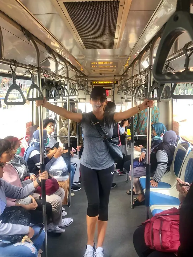 6 Potret Kesederhanaan Tamara Bleszynski, Hobi Makan di Warung
