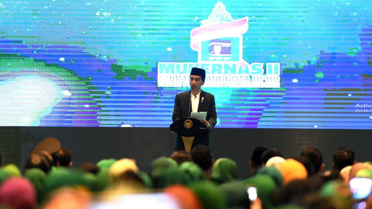 20170722-Jokowi-Jakarta-Sarung