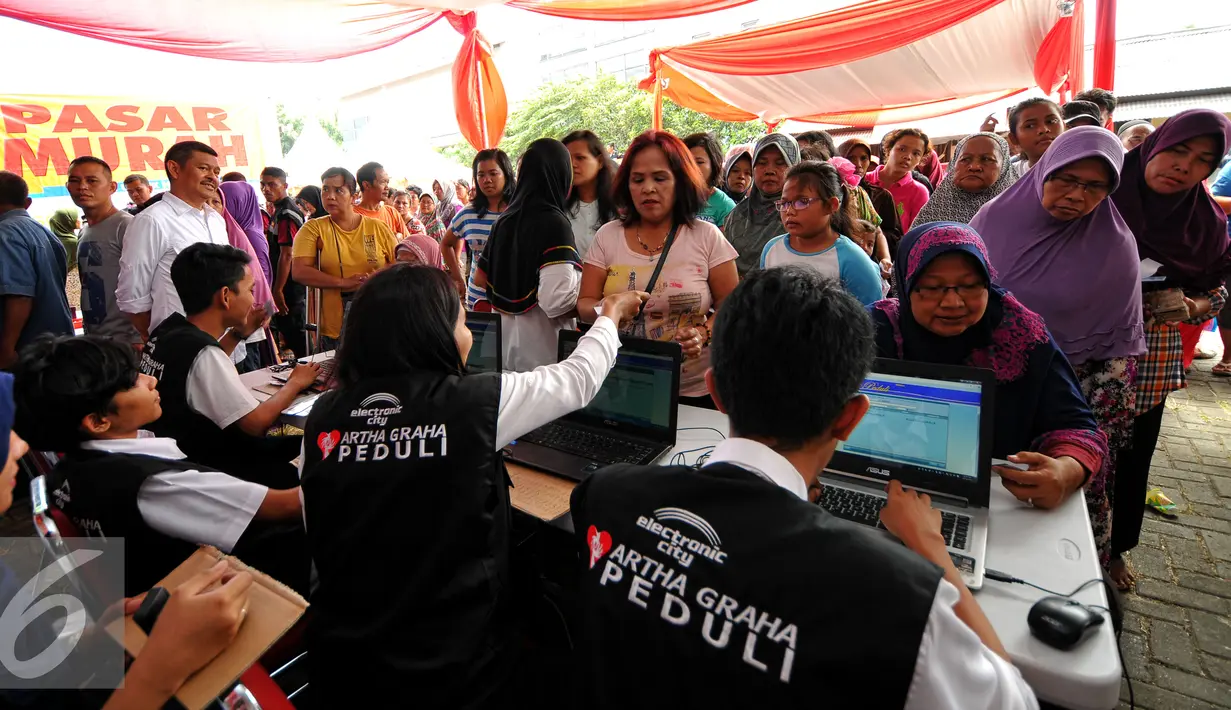 Ratusan warga mengantri untuk mendapatkan kupon pasar murah di Kantor DPP PDIP Lenteng Agung, Jakarta, Senin (13/7/2015). Warga menyambut antusias kehadiran pasar murah yang digelar PDIP (Liputan6.com/Yoppy Renato)