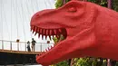 Singapura akan memasang patung dinosaurus yang sesuai dengan ukuran aslinya untuk menyambut Festival Anak di Gardens by the Bay, Singapura, Senin (28/2). (AFP PHOTO / Roslan RAHMAN)