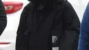 Siapa yang menyangka jika mantel warna hitam itu ternyata berharga selangit. Mantel buatan Perancis itu seharga Rp 45 juta. (Foto: Soompi.com)