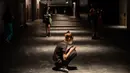 Seorang model menunggu di belakang panggung Mercedes-Benz Fashion Week di Madrid, Spanyol, Rabu (9/9/2020). Mode Spanyol berlangsung dari 10 - 13 September di bawah protokol kesehatan dan pedoman jarak sosial karena pandemi corona. (AP Photo/Bernat Armangue)