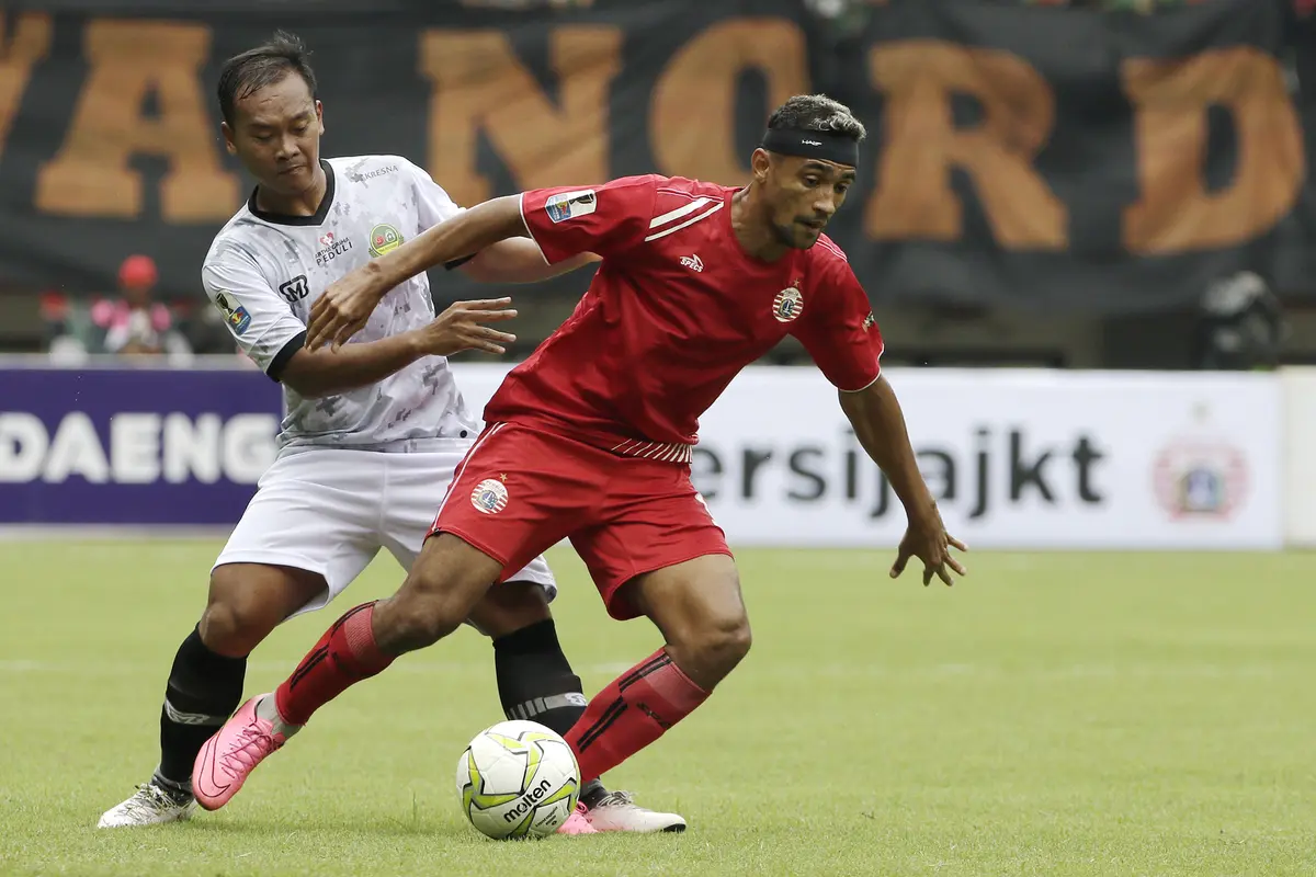 Gelandang Persija Jakarta, Bruno Matos, mengontrol bola saat melawan TIRA Persikabo. (Bola.com/Yoppy Renato)