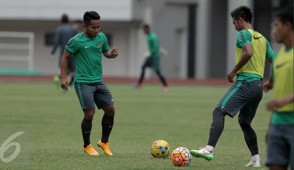 Gelandang Timnas Indonesia, Andik Vermansyah (kiri) saat latihan jelang leg 1 Semifinal Piala AFF 2016 melawan Vietnam di Stadion Pakansari, Bogor, Selasa (29/11). Indonesia melakukan latihan tertutup. (Liputan6.com/Helmi Fithriansyah)