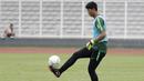 Kiper Timnas Indonesia U-22, Muhammad Riyandi, mengontrol bola saat latihan di Stadion Madya, Jakarta, Jumat (18/1). Latihan ini merupakan persiapan jelang Piala AFF U-22. (Bola.com/Yoppy Renato)