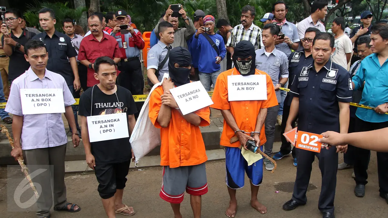 20160315-Begini Cara Tersangka Mencuri Kabel di Gorong-gorong-Jakarta