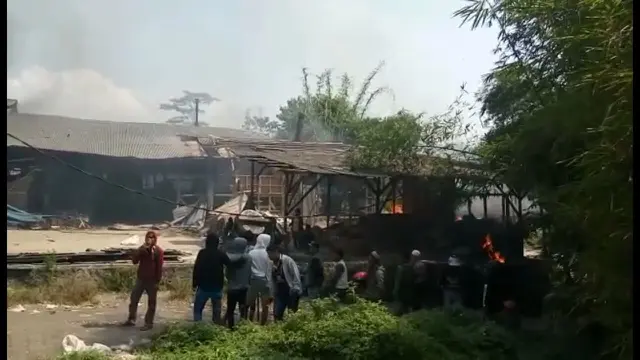 warga bakar pabrik pakan milik korea