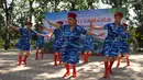 Para wanita lansia melakukan tarian dengan mengenakan pakaian bergaya militer saat mengikuti Hari Kebugaran Nasional di Beijing, Tiongkok (8/8). Hari tersebut juga bertepetan dengan hari pembukaan Olimpiade Beijing 2008. (AFP Photo/Greg Baker)