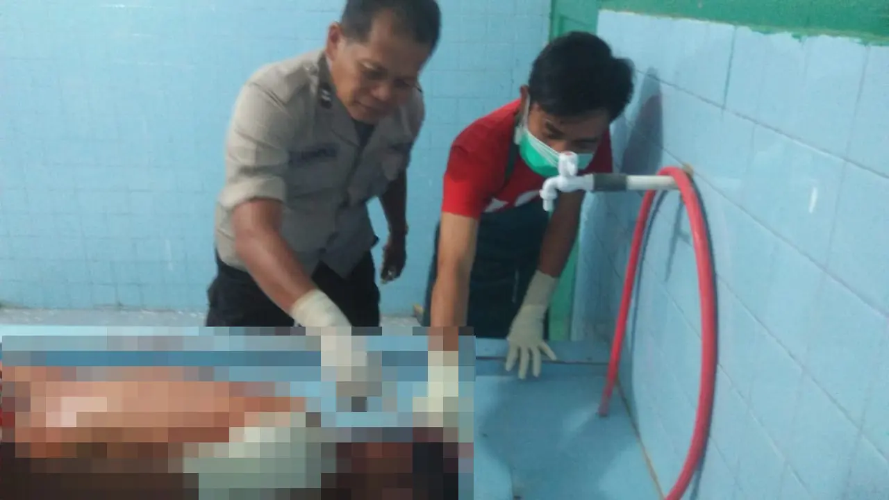 Jenazah ayah yang tewas dibacok anaknya. (Reza/Liputan6.com)