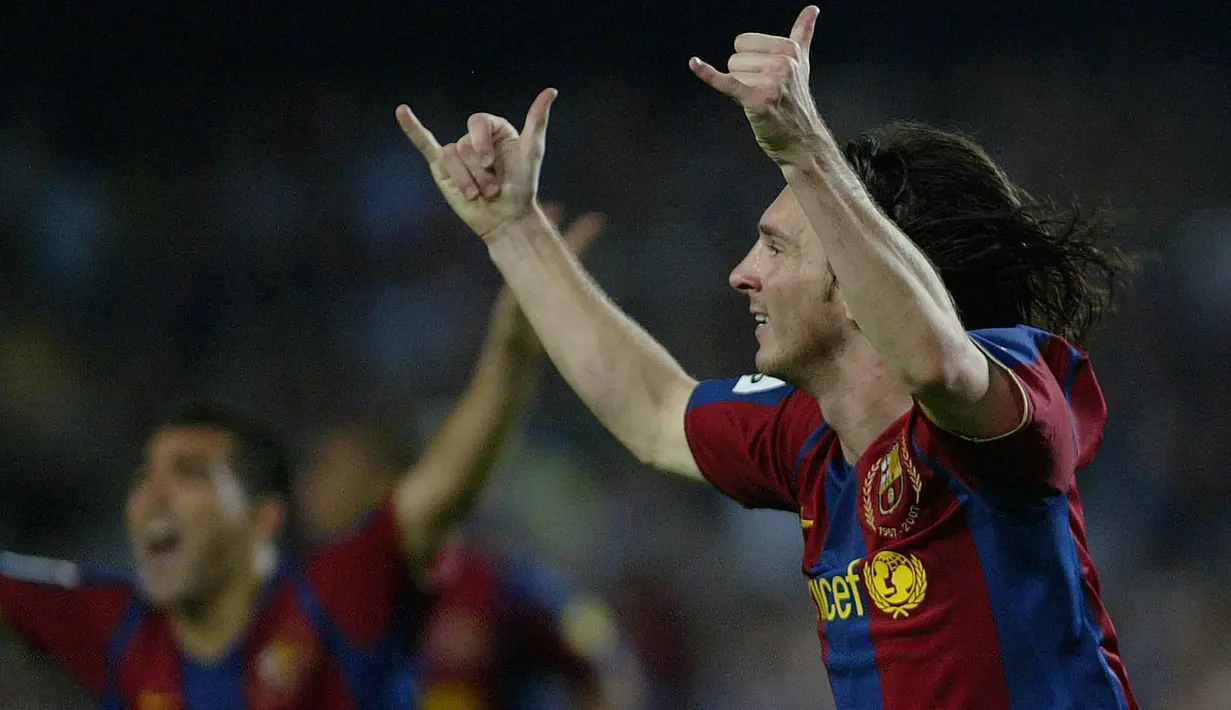 Bintang Barcelona, Lionel Messi, merayakan gol yang dicetaknya ke gawang Sevilla pada laga La Liga di Stadion Camp Nou, Barcelona, Sabtu (22/9/2007). (AFP/Cesar Rangel)