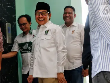 Ketua Umum PKB Muhaimin Iskandar (tengah) tersenyum sebelum menyampaikan keterangan pers di Kantor DPP PKB, Jakarta, Kamis (15/6/2023). (Liputan6.com/Angga Yuniar)