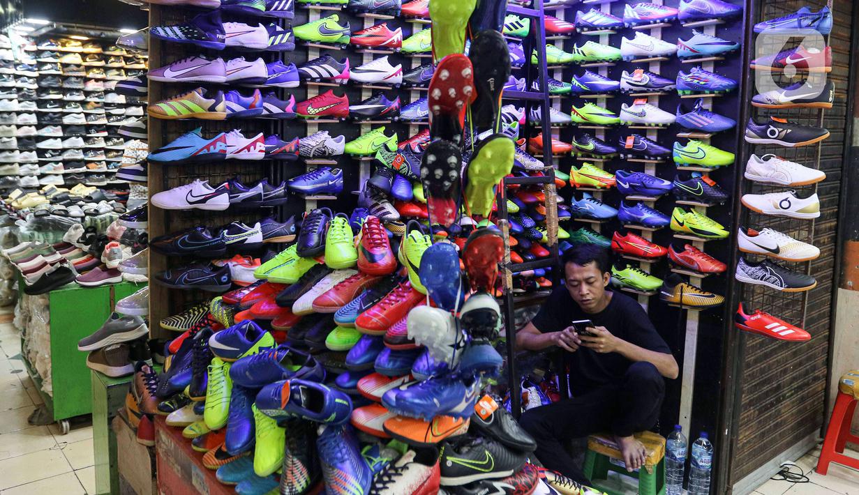 Pedagang sepatu menunggu pembeli di kios pasar di wilayah Jakarta Selatan, Rabu (1/11/2023). Kamar Dagang dan Industri (Kadin) Indonesia meminta pemerintah untuk mewaspadai potensi pelemahan daya beli masyarakat di sisa kuartal terakhir tahun ini. (Liputan6.com/Angga Yuniar)