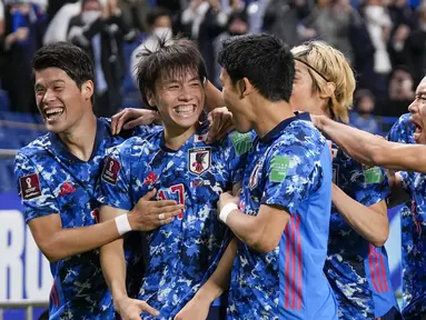 Pemain Jepang Ao Tanaka (kedua kiri) diberi selamat oleh rekan setimnya setelah mencetak gol ke gawang Australia pada pertandingan kualifikasi Grup B Piala Dunia 2022 di Stadion Saitama, Saitama, Jepang, Selasa (12/10/2021). Jepang menang 2-1. (AP Photo/Shuji Kajiyama)