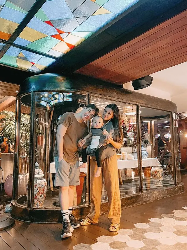 6 Potret Gaya Kompak Audi Marissa dan Anthony Xie Ajak Baby Anzel Liburan ke Bali