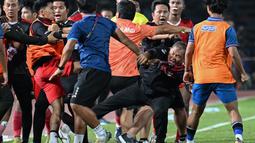 Manajer Timnas Indonesia U-22, Sumardji (tengah kanan) dikeroyok oleh official Timnas Thailand U-22 pada laga final SEA Games 2023 di Olympic Stadium, Phnom Penh, Kamboja, Selasa (16/05/2023). (AFP/Mohd Rasfan)