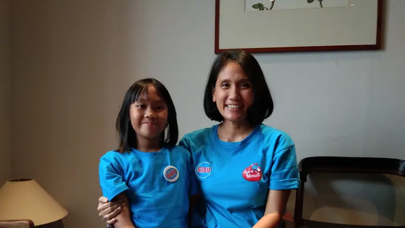 Bianca Alexandria Situmorang bersama sang ibu ketika menjadi juara III Festival Penulis Cilik SIDU 2018 (Liputan6.com/Giovani Dio Prasasti)