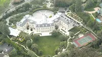 Rumah ini merupakan milik Petra Ecclestone, putri dari mantan pemegang hak komersial olahraga balap mobil Formula 1, Bernie Ecclestone.