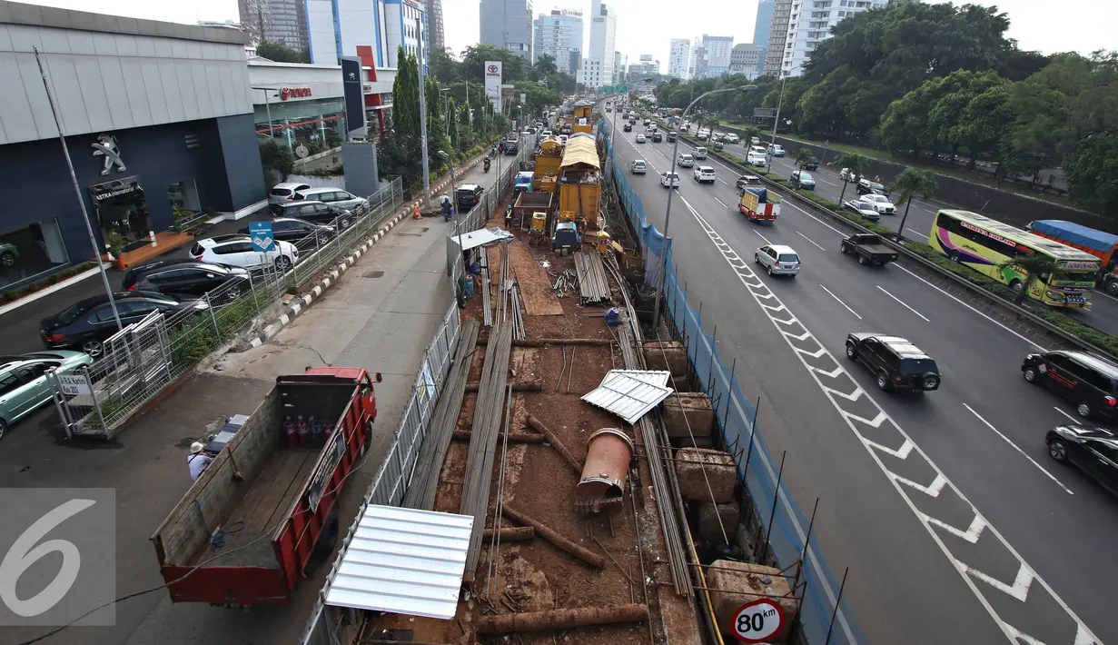 Sejumlah kendaraan melintas di dekat pembangunan proyek MRT di Jalan R. A Kartini, Jakarta Selatan, Senin (4/4). Proyek yang memakan separuh badan jalan tersebut menyebabkan kemacetan, terutama saat jam sibuk. (Liputan6.com/Immanuel Antonius)