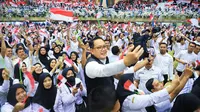 Adhy Karyono menyerahkan SK pengangkatan PPPK Pemprov Jatim kepada 7.201 orang hasil rekrutmen 2023. (Istimewa)