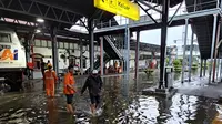 Hujan lebat yang terjadi sejak Rabu siang hingga malam membuat beberapa titik di Kota Semarang kebanjiran termasuk Stasiun Semarang Tawang. Sejumlah perjalanan kereta terganggu. (Dok PT KAI)