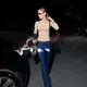 Nama Bella Hadid kembali menjadi sorotan lewat gaya street style terbarunya. [dok/kanmo group].