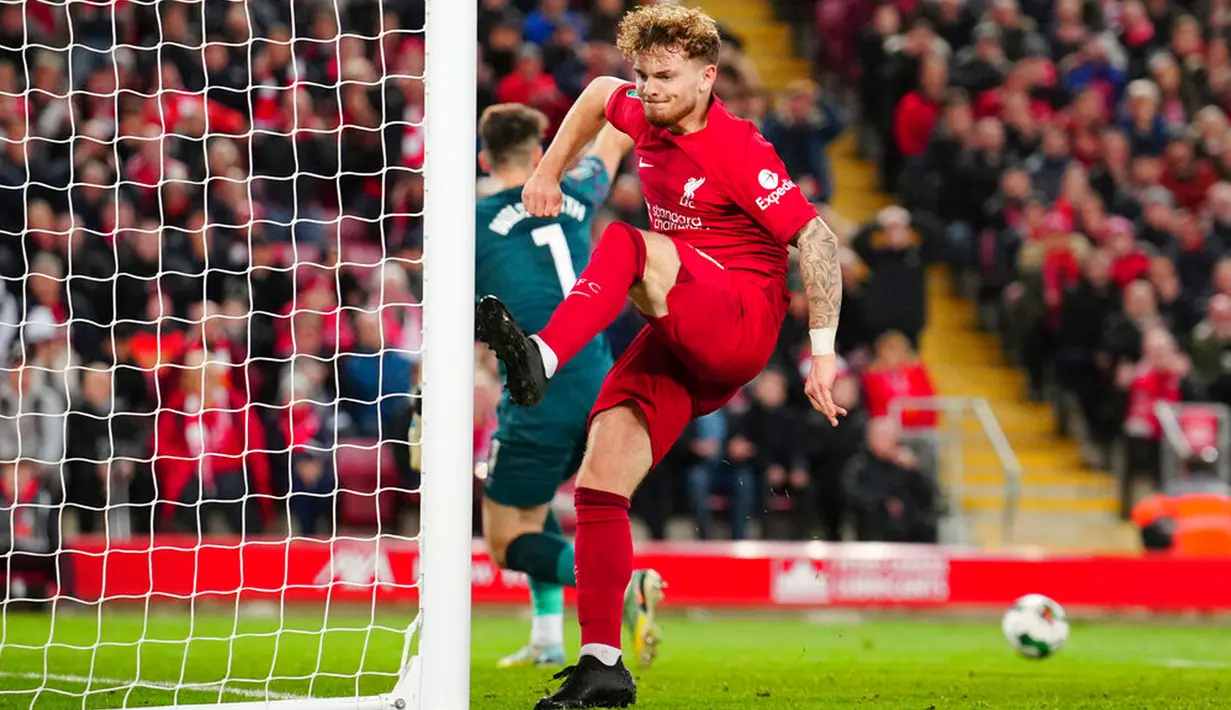 Pemain Liverpool Harvey Elliott menendang tiang gawang setelah gagal mencetak gol ke gawang Derby County pada pertandingan sepak bola Piala Liga Inggris atau Carabao Cup di Stadion Anfield, Liverpool, Inggris, 9 November 2022. Liverpool  menyingkirkan Derby County lewat adu penalti dengan skor 3-2. (AP Photo/Jon Super)
