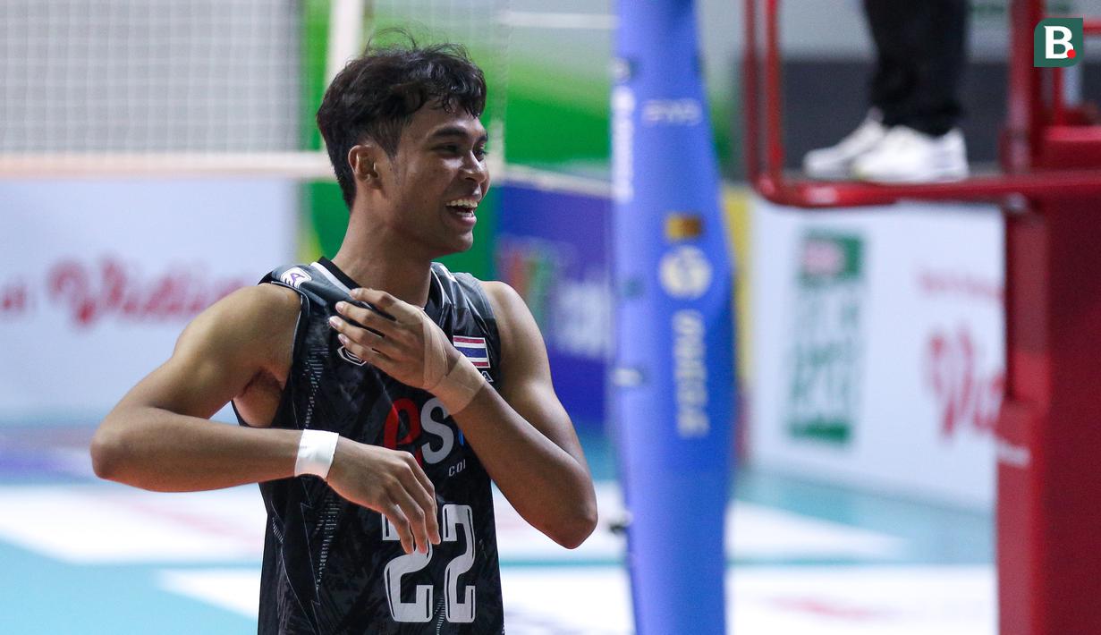 Pemain Timnas Voli Thailand, Anurak Phanram saat laga putaran pertama SEA V League 2023 melawan Timnas Voli Indonesia di Padepokan Voli Jenderal Polisi Kunarto, Bogor, Minggu (23/07/2023). (Bola.com/Bagaskara Lazuardi)