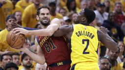 Pemain Cleveland Cavaliers, Jose Calderon (kiri) berusaha melewati pemain Pacers, Darren Collison pada game keenam playoffs NBA basketball di Bankers Life Fieldhouse, Indianapolis, (27/4/2018). Pacers menang 121-87. (AP/Darron Cummings)