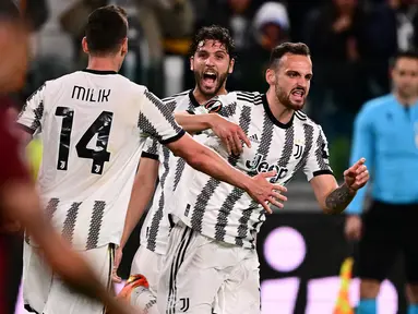 Pemain Juventus, Federico Gatti melakukan selebrasi setelah mencetak gol penyeimbang 1-1 ke gawang Sevilla pada laga leg pertama semifinal Liga Europa 2022/2023 di Allianz Stadium, Juventus, Jumat (12/05/2023) WIB. (AFP/Marco Bertorello)