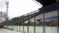 Salah satu sudut tribune di Stadion Siliwangi, Bandung, yang sedang mengalami renovasi sebagai persiapan venue PON 2016 Jabar. (Bola.com/Erwin Snaz)