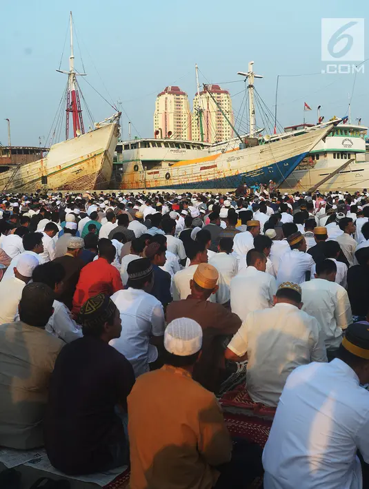 Umat islam bersiap salat Idul Fitri 1439 H di Pelabuhan Sunda Kelapa, Jakarta, Jumat (15/6). Seluruh umat islam merayakan hari Idul Fitri 1349 H yang jatuh pada Jumat, 15 Juni 2018.            (Merdeka.com/Imam Buhori)