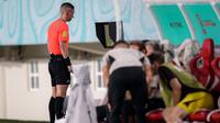 Wasit Espen Eskas asal Norwegia memeriksa rekaman VAR saat terjadi pelanggaran di dalam kota penalti pada laga final Piala Dunia U-17 2023 antara Timnas Jerman U-17 menghadapi Timnas Prancis U-17 di Stadion Manahan, Solo, Sabtu (2/12/2023). (Bola.com/Bagaskara Lazuardi)