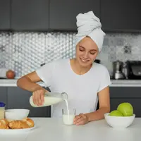 ilustrasi perempuan menuang susu/photo created by nakaridore - www.freepik.com