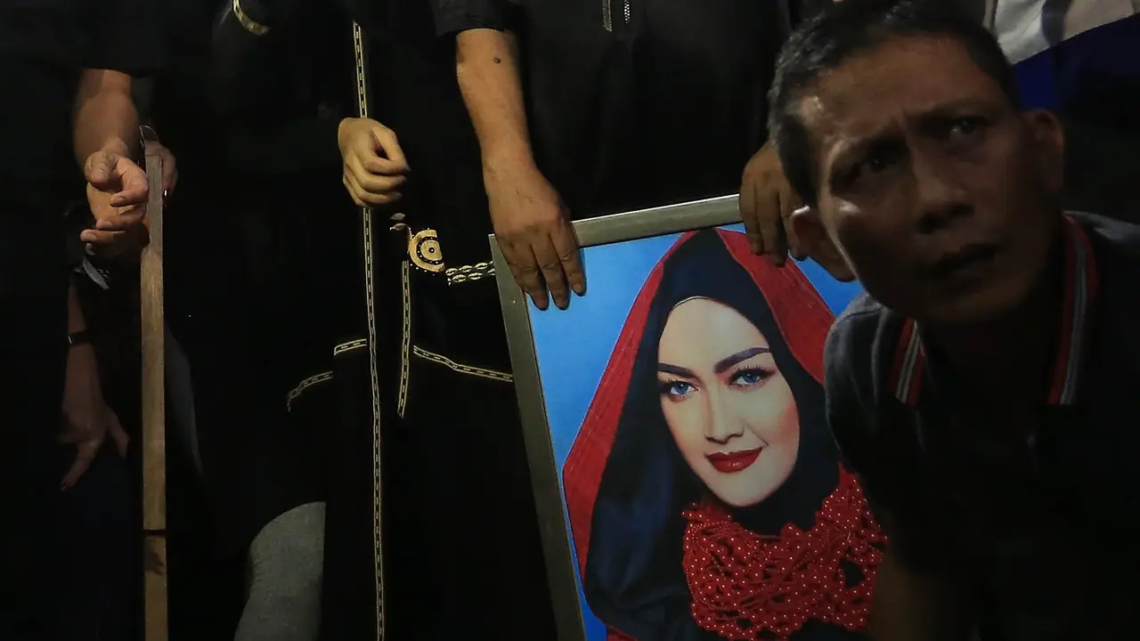[Bintang] Pemakaman Julia Perez 