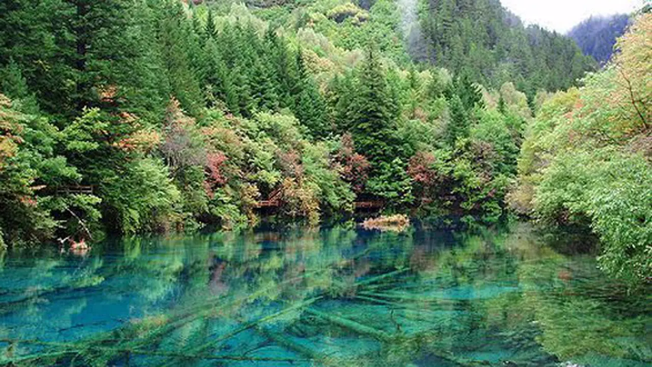 Cantiknya Pesona Danau Naga Tidur di Sichuan
