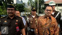Menteri ESDM Sudirman Said (kanan) didampingi Kepala Subdit Tindak Pidana Korupsi di Kejaksaan Agung RI Yulianto (kiri) berjalan saat untuk memenuhi undangan dari Kejaksaan Agung, Jakarta, Senin (7/12). (Liputan6.com/Faisal R Syam)