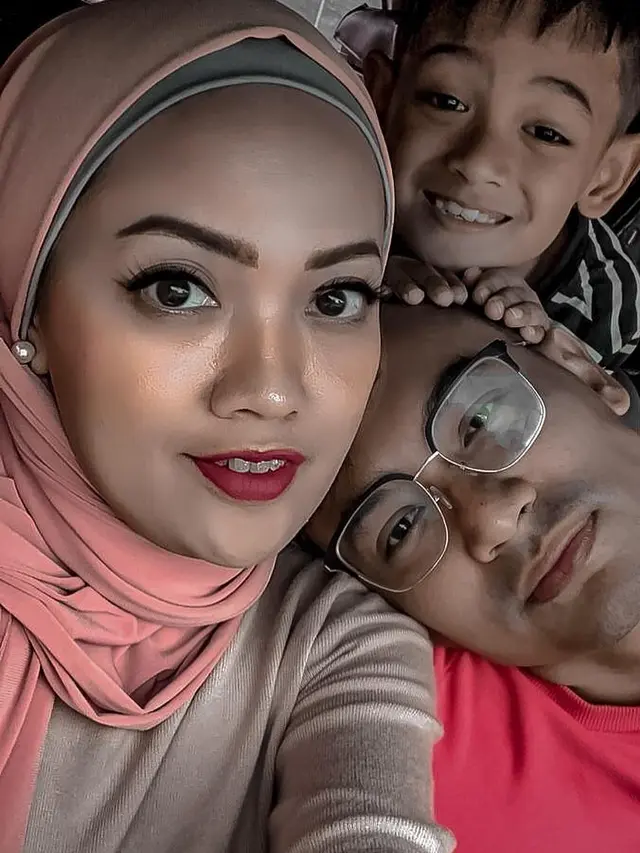 Jadi Suami Antagonis, Ini 7 Potret Hangat Panji Saputra dan Keluarga Kecilnya