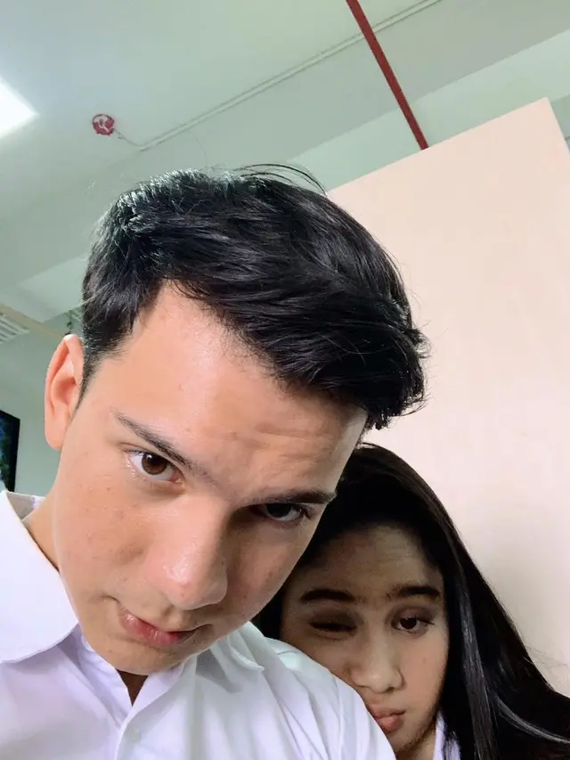 Adu Akting di Web Series, Ini 7 Potret Kompak Persahabatan Tissa Biani dan Endy Arfian