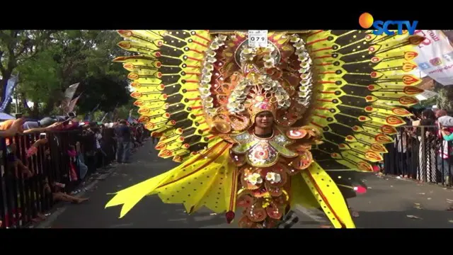 Pameran kostum eksotika bunga Nusantara menghibur ribuan pasang mata dalam gelaran Malang Flower Carnival.