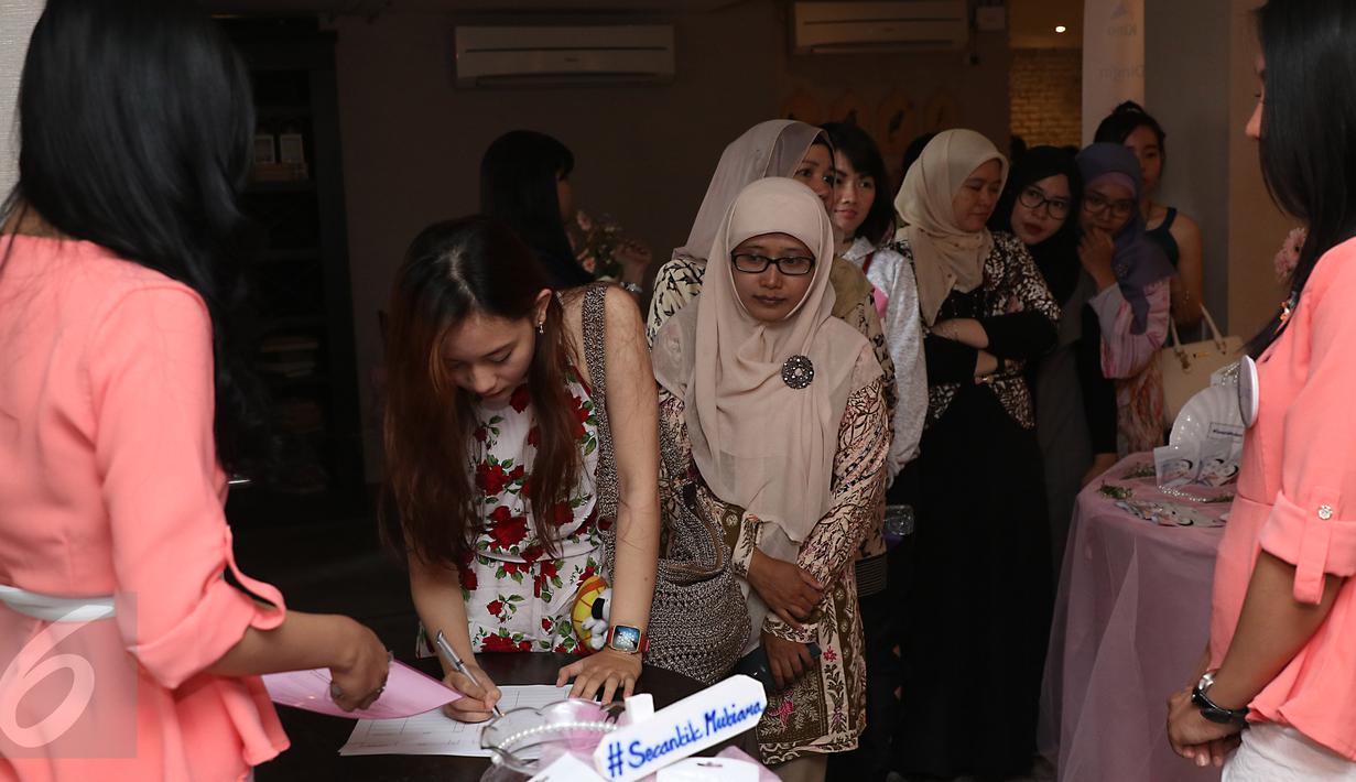 Bloggers ketika melakukan registaris women's talk launching ovale bedak dingin di beranda kitchen, Jakarta, Jumat (27/11). Ovale meluncurkan produk terbarunya yakni Ovale Bedak Dingin Whitening dengan Ekstrak Mutiara. (Liputan6.com/Herman Zakharia)
