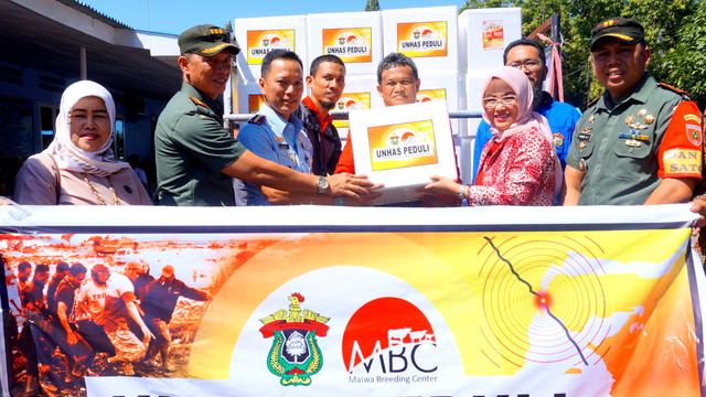 Rektor Unhas menyerahkan bakso sebanyak 1 ton (Fauzan/Liputan6.com)