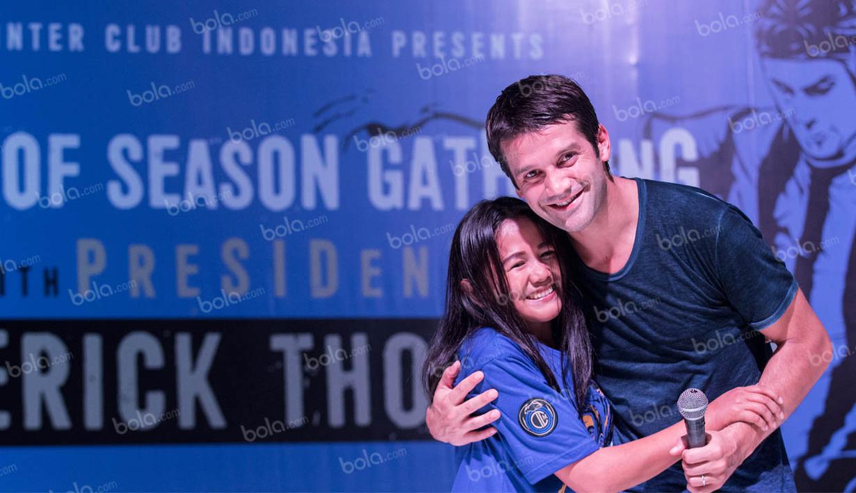 Seorang fans wanita tampak histeris dan langsung memeluk Cristian Chivu saat diberikan kesempatan naik ke panggung. Meski sudah berusia 35 tahun, daya pikat bek ini rupanya tidak memudar. (Bola.com/Vitalis Yogi Trisna)