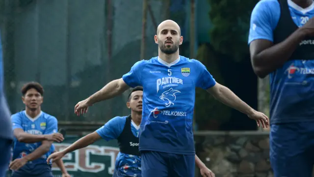 Foto: Duet Anyar Lini Tengah Persib, Marc Klok dan Mohammed Rashid