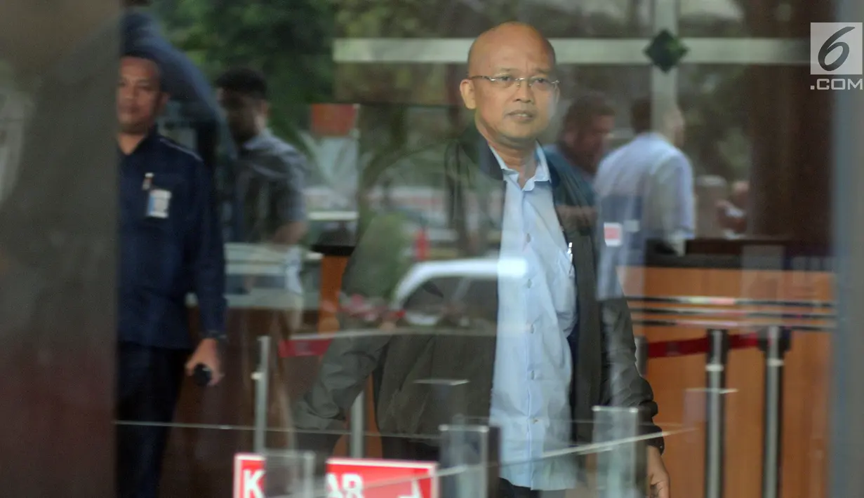 Direktur PT Humpuss Transportasi Kimia (HTK), Taufik Agustono usai menjalani pemeriksaan oleh penyidik di Gedung KPK, Jakarta, Selasa (9/4). Taufik diperiksa sebagai saksi untuk tersangka  Marketing Manager PT Humpuss Transportasi Kimia, Asty Winasti. (merdeka.com/Dwi Narwoko)