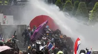 Demonstran oposisi ditembak gas air mata (Reuters)