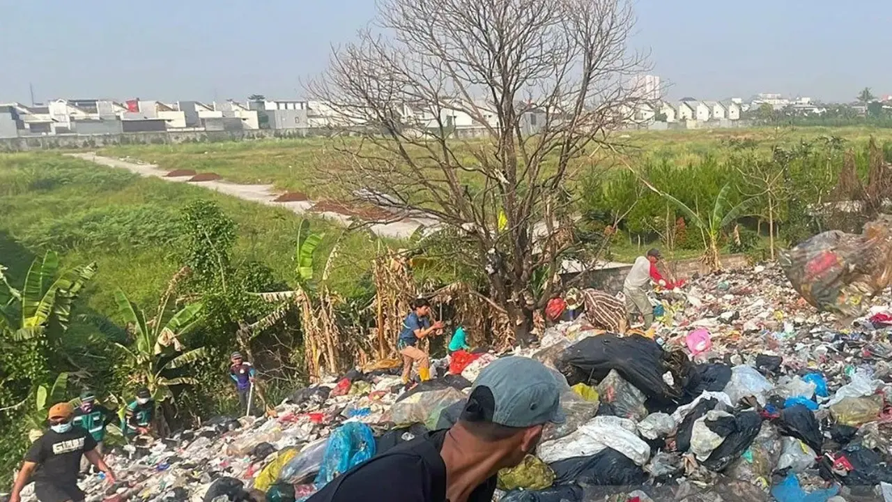 Petugas gabungan dan relawan saat membersihkan tumpukan sampah di Ciganitri Bojongsoang, Kabupaten Bandung, Jawa Barat.