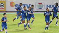 Para Pemain Persib Bandung merayakan gol Robertino Pugliara pada laga Torabika SC 2016 di Stadion Gelora Bandung Lautan Api, Sabtu (18/6/2016). (Bola.com/Nicklas Hanoatubun)