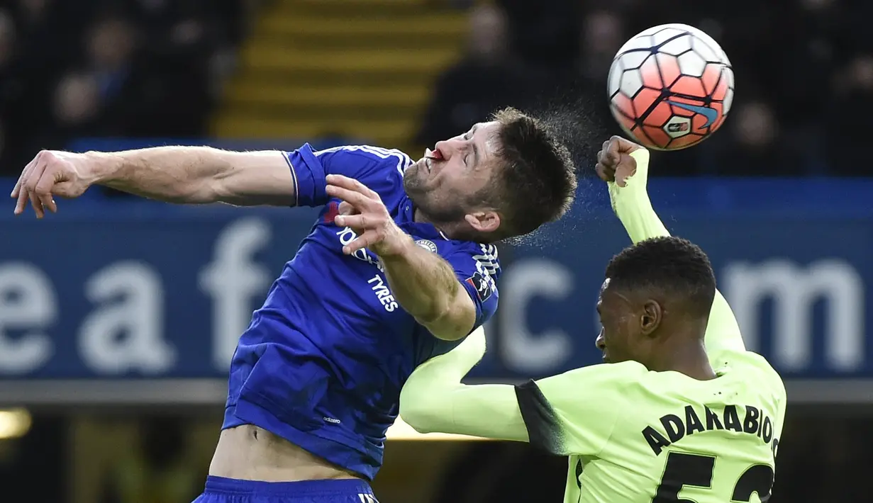 Pemain Chelsea, Gary Cahill (kiri), berebut bola dengan pemain Manchester City, Oluwatosin Adarabioyo, dalam putaran kelima Piala FA di Stadion Stamford Bridge, London, (21/2/2016). (Reuters/Toby Melville)